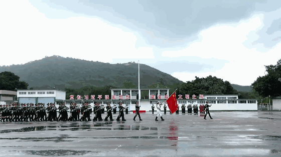 解放军驻香港部队军营开放日，这一幕让人感动！
