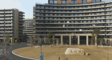 房租300元90后抢着住养老院 背后故事温暖两代人