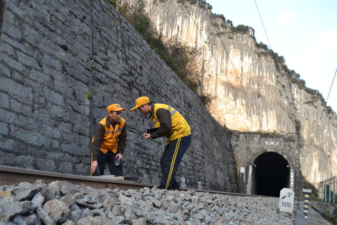 【行进中国 精彩故事】大巴山里的普通养路工王庭虎：26年坚守成“钉”
