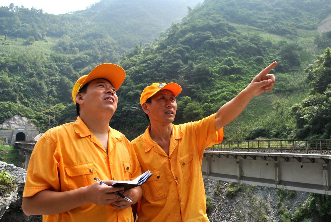【行进中国 精彩故事】大巴山里的普通养路工王庭虎：26年坚守成“钉”