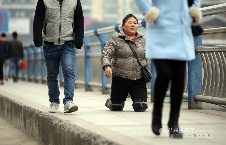 广西“坚强姐”跪着打工 称做人要有骨气