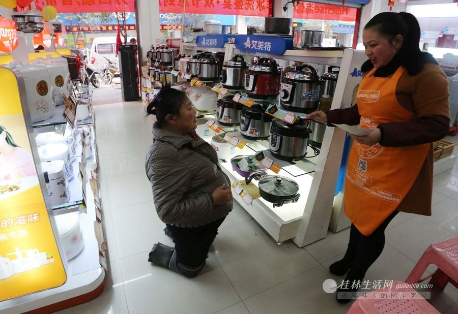 广西“坚强姐”跪着打工 称做人要有骨气