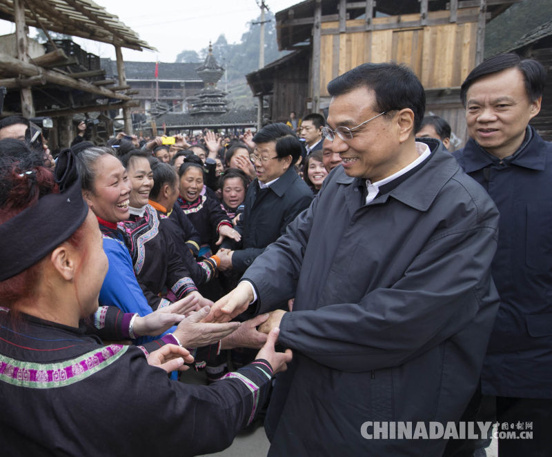 李克强进山看望侗寨贫困户