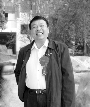 广西数千人泪别“校长爸爸”