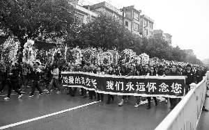 广西数千人泪别“校长爸爸”