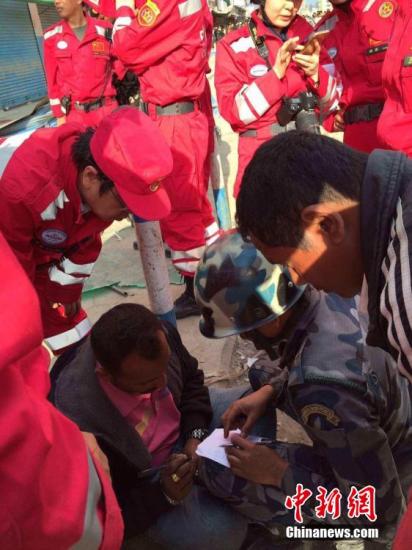 中国救援队在尼泊尔再救出一名幸存者（图）