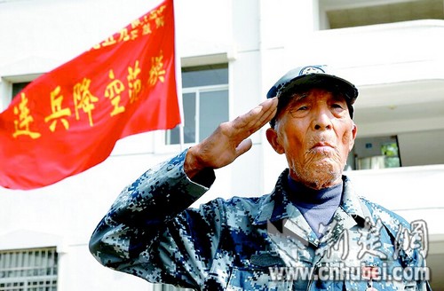黄继光战友李继德履行两人约定 63年后回汉探访老部队(图)