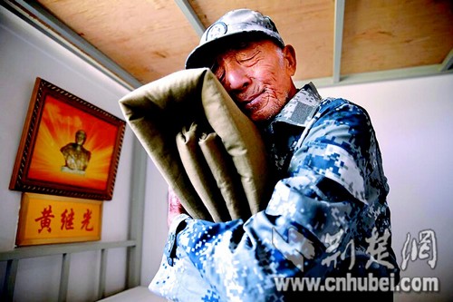 黄继光战友李继德履行两人约定 63年后回汉探访老部队(图)