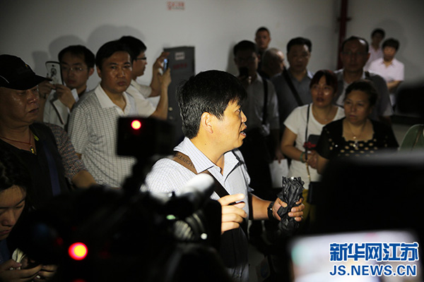 南京市旅委设点接受沉船事故游客家属登记