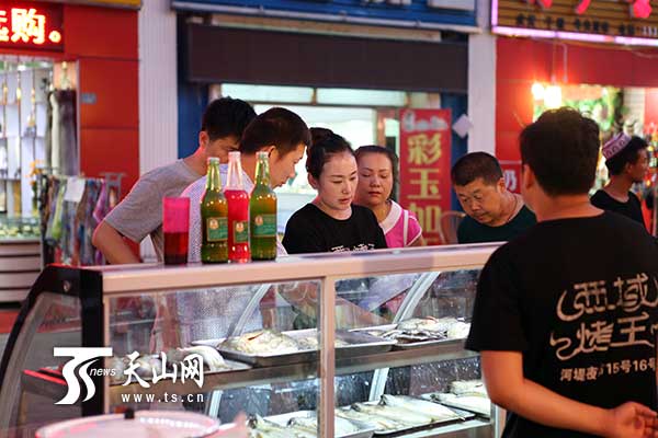 “活色生香”的布尔津夜市