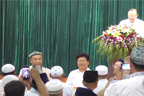 张春贤与各族穆斯林群众共进斋饭