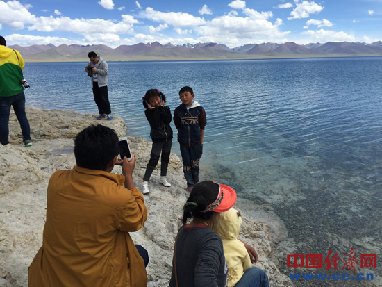 西藏天湖纳木错迎来旅游旺季