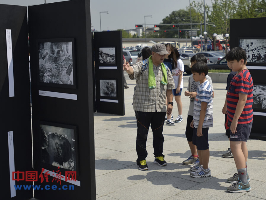 百余张抗日战争历史图片在首尔展出 韩国老人向孙辈讲述当年日军罪行