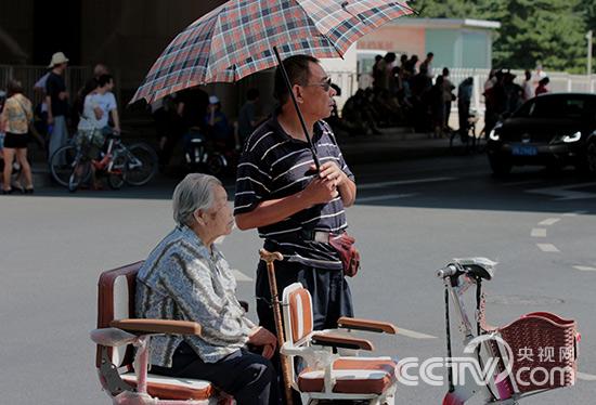 63岁儿子带86岁老母亲北京街头看阅兵