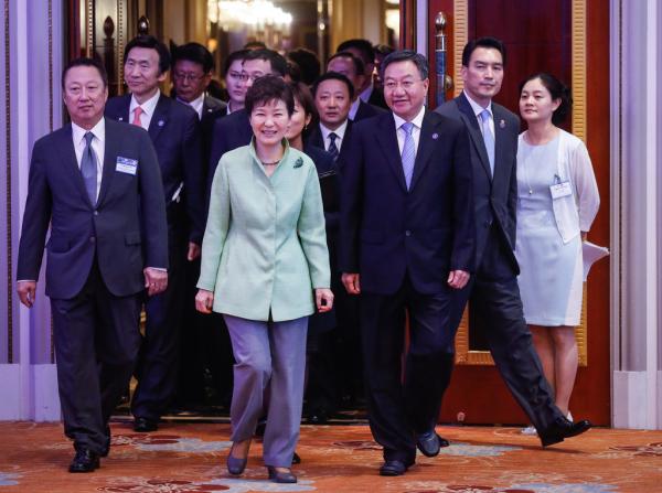 中国阅兵之行获中韩民众称赞，朴槿惠支持率创新高