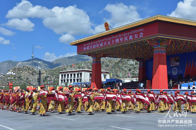 西藏自治区成立50周年群众游行活动在布达拉宫广场举行