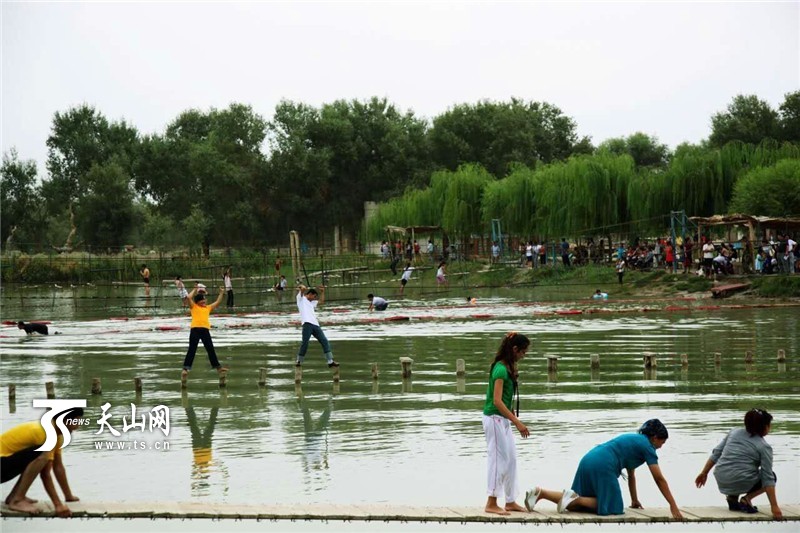 各地景区爆棚在即 中外游客祝福新疆