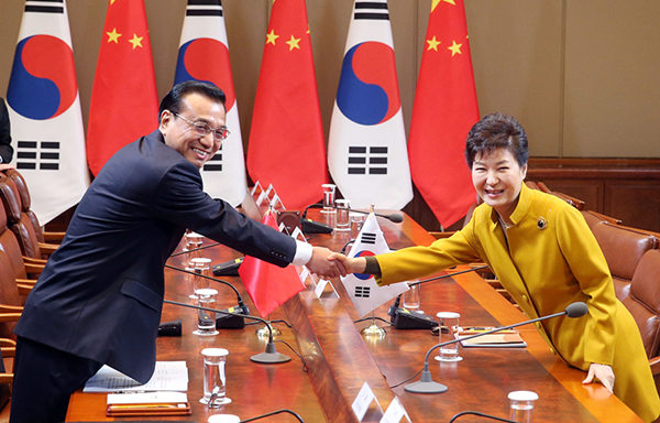 李克强同韩国总统朴槿惠举行会谈：坚持中韩关系一个大方向 推动四项国家战略对接 搭建两个合作平台