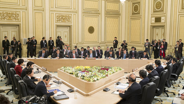 李克强出席第六次中日韩领导人会议
