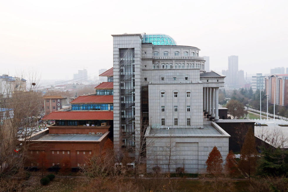 郑州大学现奇葩建筑 一半中式一半欧式