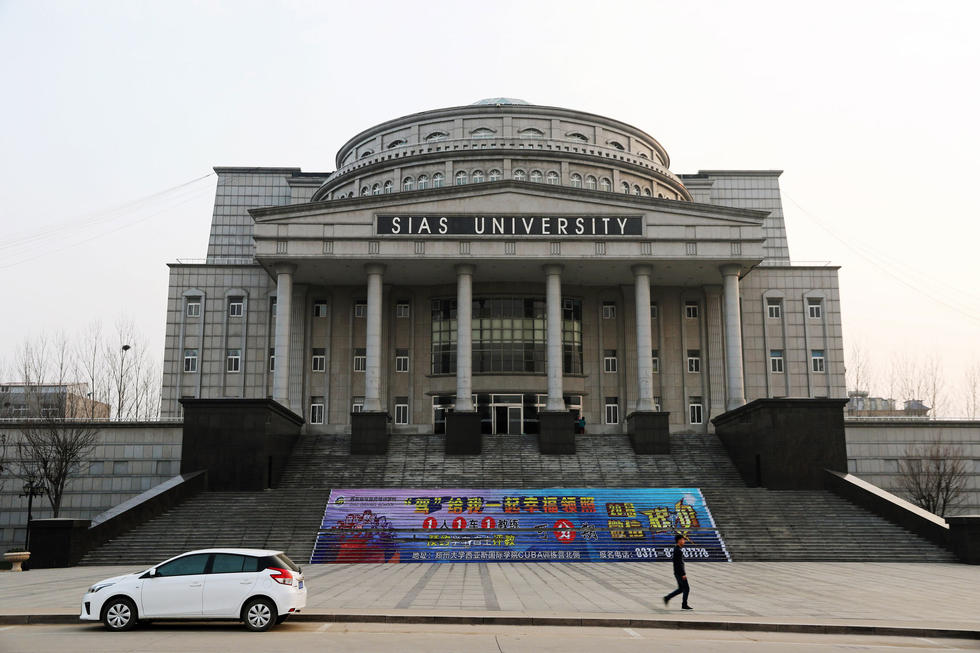 郑州大学现奇葩建筑 一半中式一半欧式