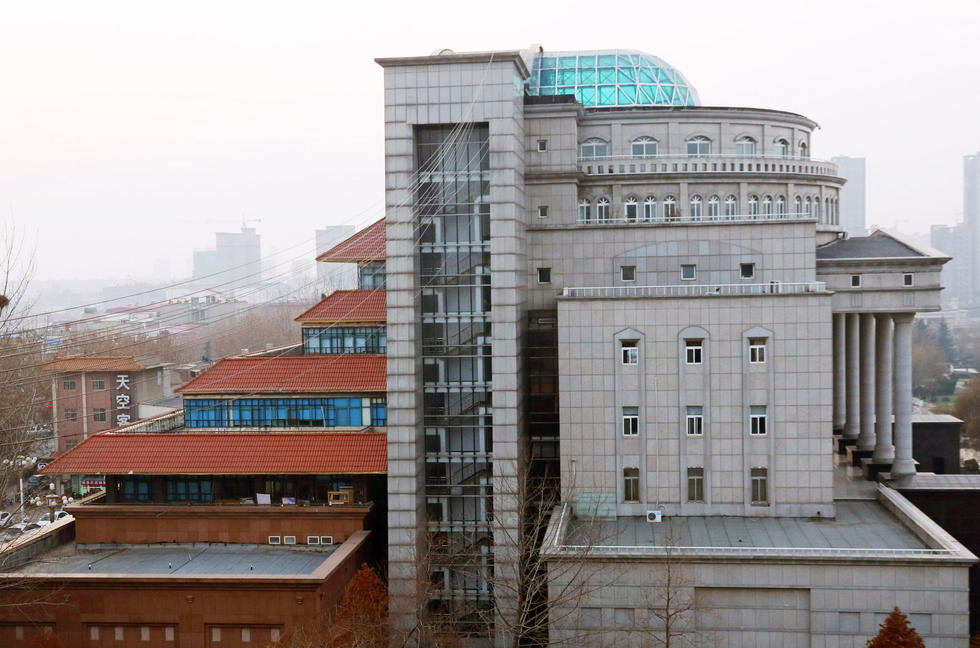 郑州大学现奇葩建筑 一半中式一半欧式