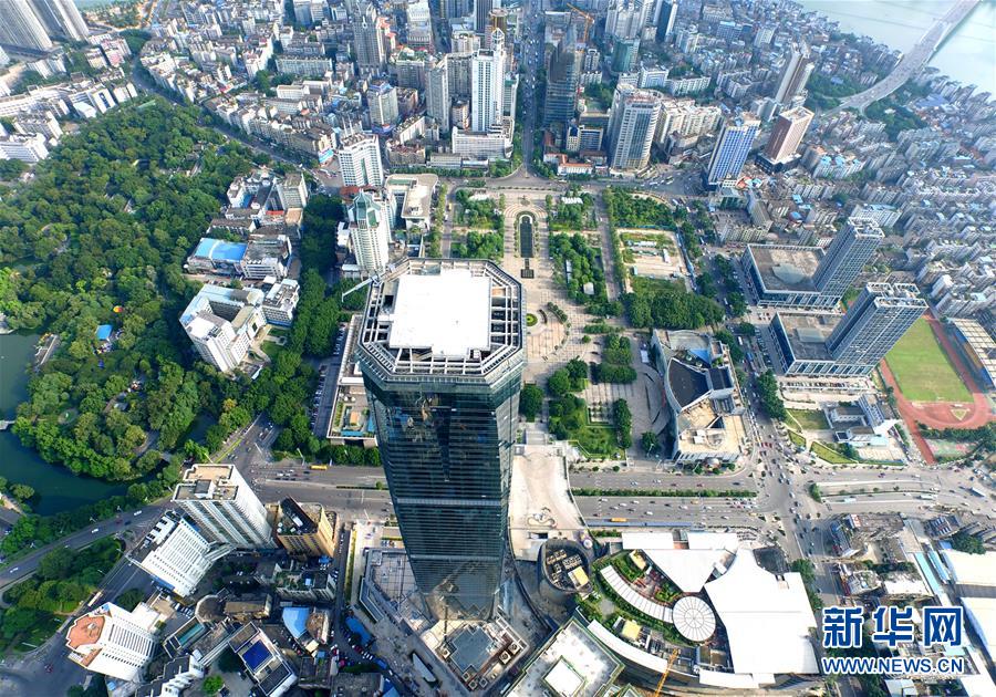 广西柳州：303米楼顶建高空玻璃栈道