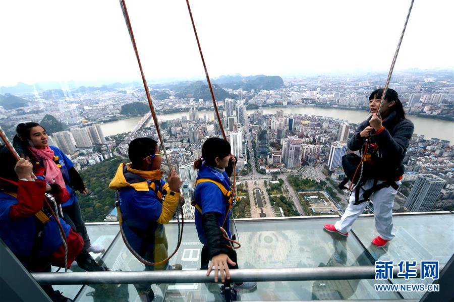 广西柳州：303米楼顶建高空玻璃栈道