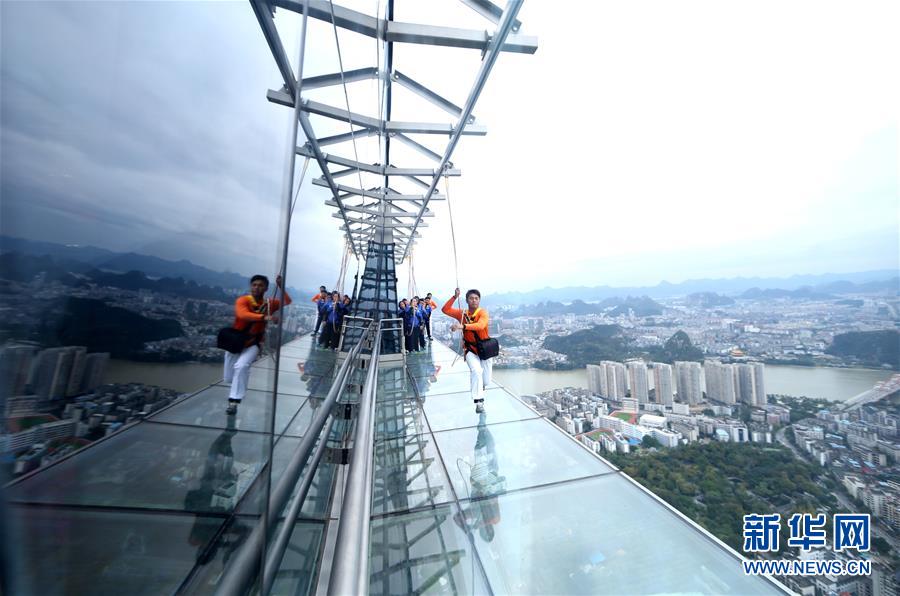 广西柳州：303米楼顶建高空玻璃栈道