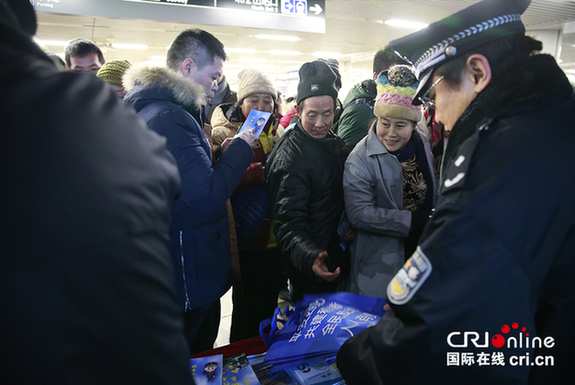 【新春走基层 春运】北京西站警方抓“票贩子”提醒旅客注意安全