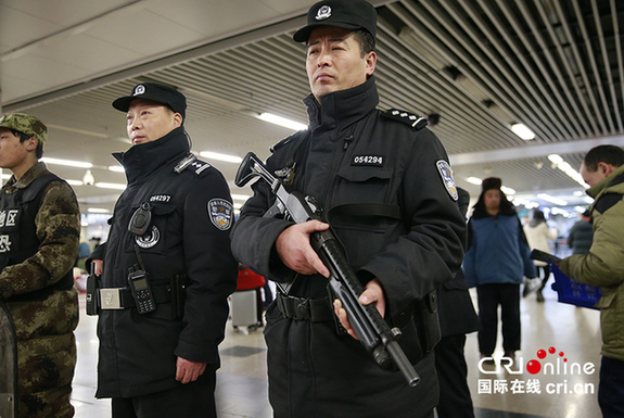 【新春走基层 春运】北京西站警方抓“票贩子”提醒旅客注意安全