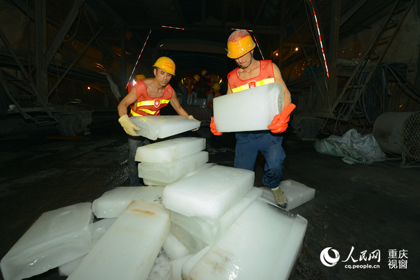 高清组图：春节仍将坚守岗位的渝黔铁路隧道工人