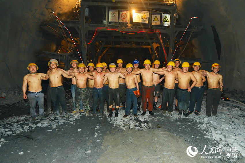 高清组图：春节仍将坚守岗位的渝黔铁路隧道工人