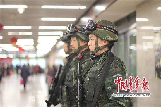 【网络媒体走转改】守卫北京西站的武警官兵：为春运保驾护航