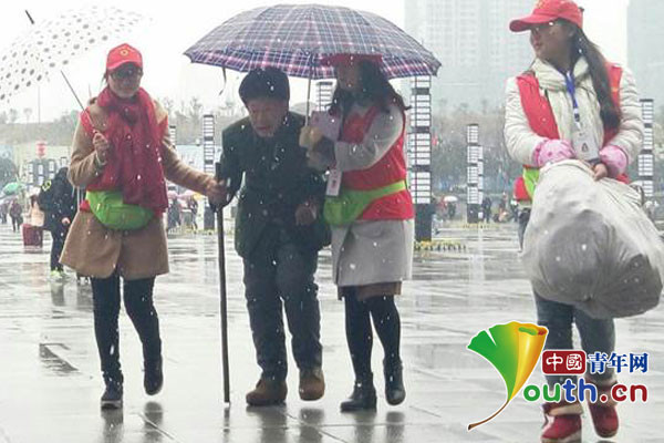【网络媒体走转改】重庆：春运志愿者温暖寒冬一座城