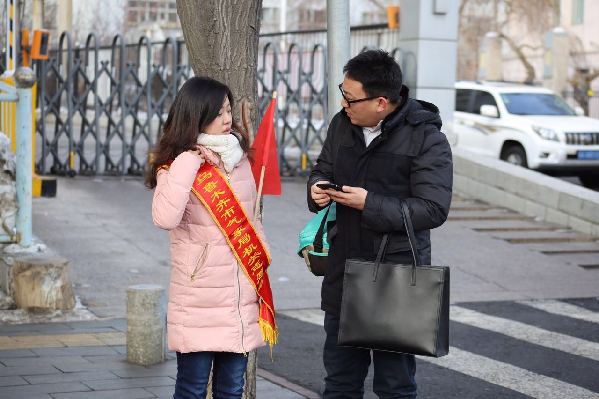 【新春走基层】春节“扫街”：坚守乌鲁木齐街头的人们