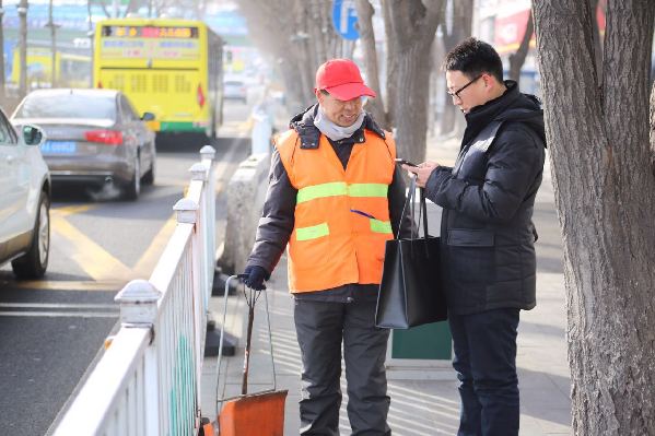 【新春走基层】春节“扫街”：坚守乌鲁木齐街头的人们