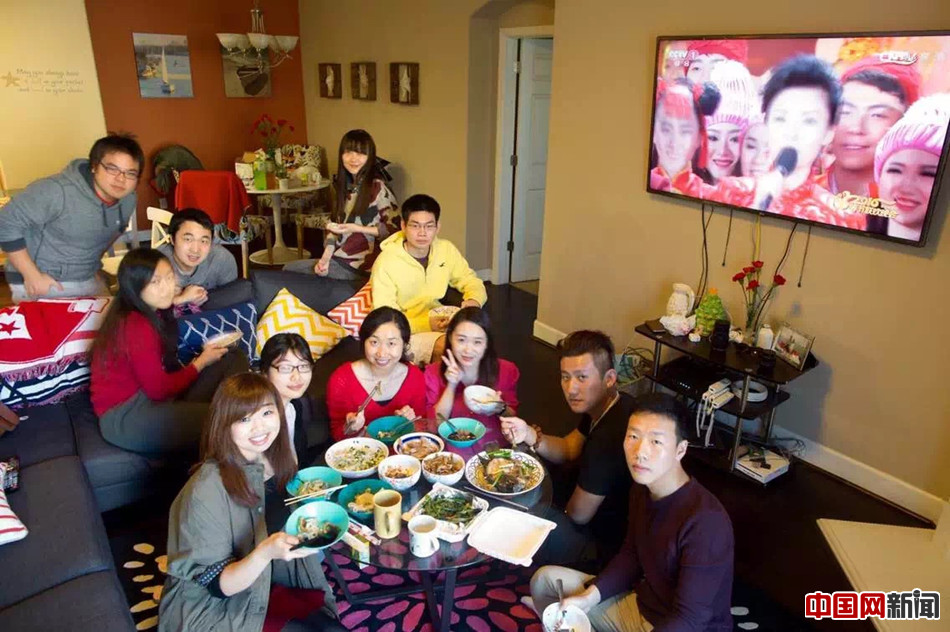 网络媒体走转改：留学生海外过年齐聚吃年夜饭