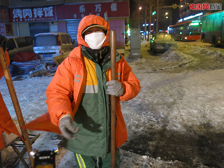 网络媒体走转改：大连暴雪 环卫工人清理积雪至深夜