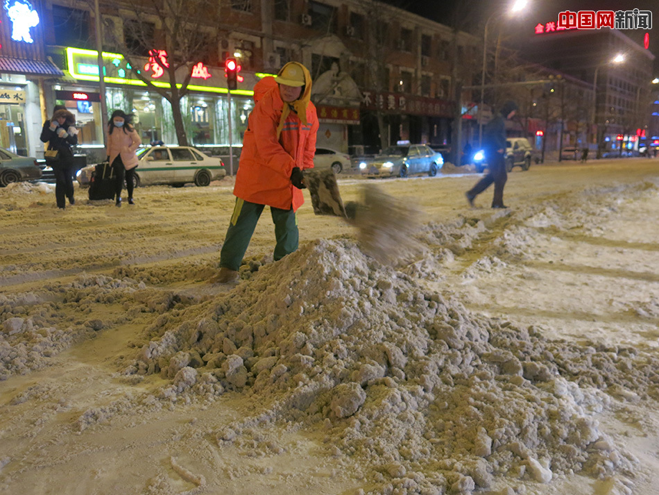 网络媒体走转改：大连暴雪 环卫工人清理积雪至深夜