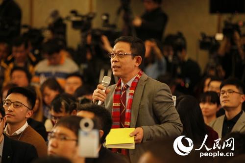 香港记者评价王国庆：他今天就像“故事大王”