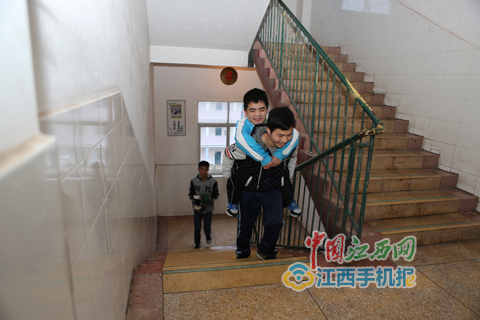 赣县两小伙背同学上学 坚持8年风雨无阻（图）