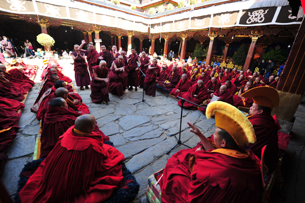 2016年度藏传佛教晋升格西拉让巴立宗暨颁证仪式举行