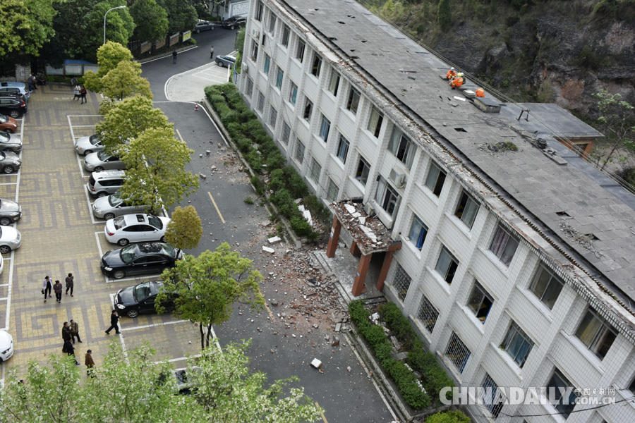 贵州凯里一学校护墙垮塌 学生1死4伤