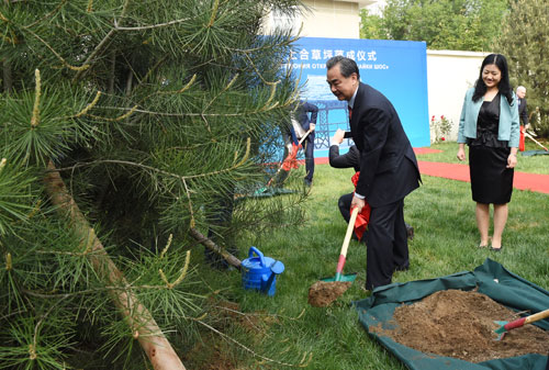 王毅在上合组织秘书处赠书并种植纪念树