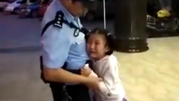 贵州一民警因公多日未回家，街头巡逻偶遇女儿相拥而泣