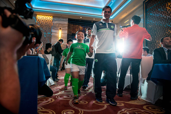 “狼背上的少年——沃尔夫斯堡助飞中国青少年足球发展