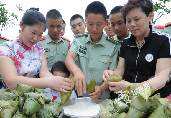 端午节来了 重庆一群热心居民为武警送粽子共度佳节