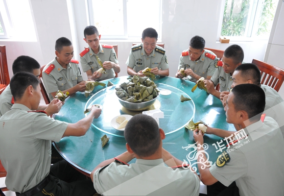 端午节来了 重庆一群热心居民为武警送粽子共度佳节