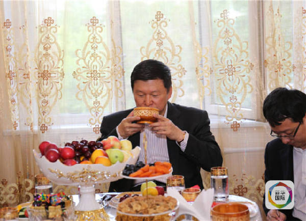 中联部部长到哈萨克斯坦党员家做客聊些啥？